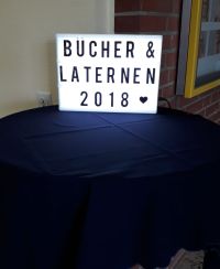 Bücher und Laternen